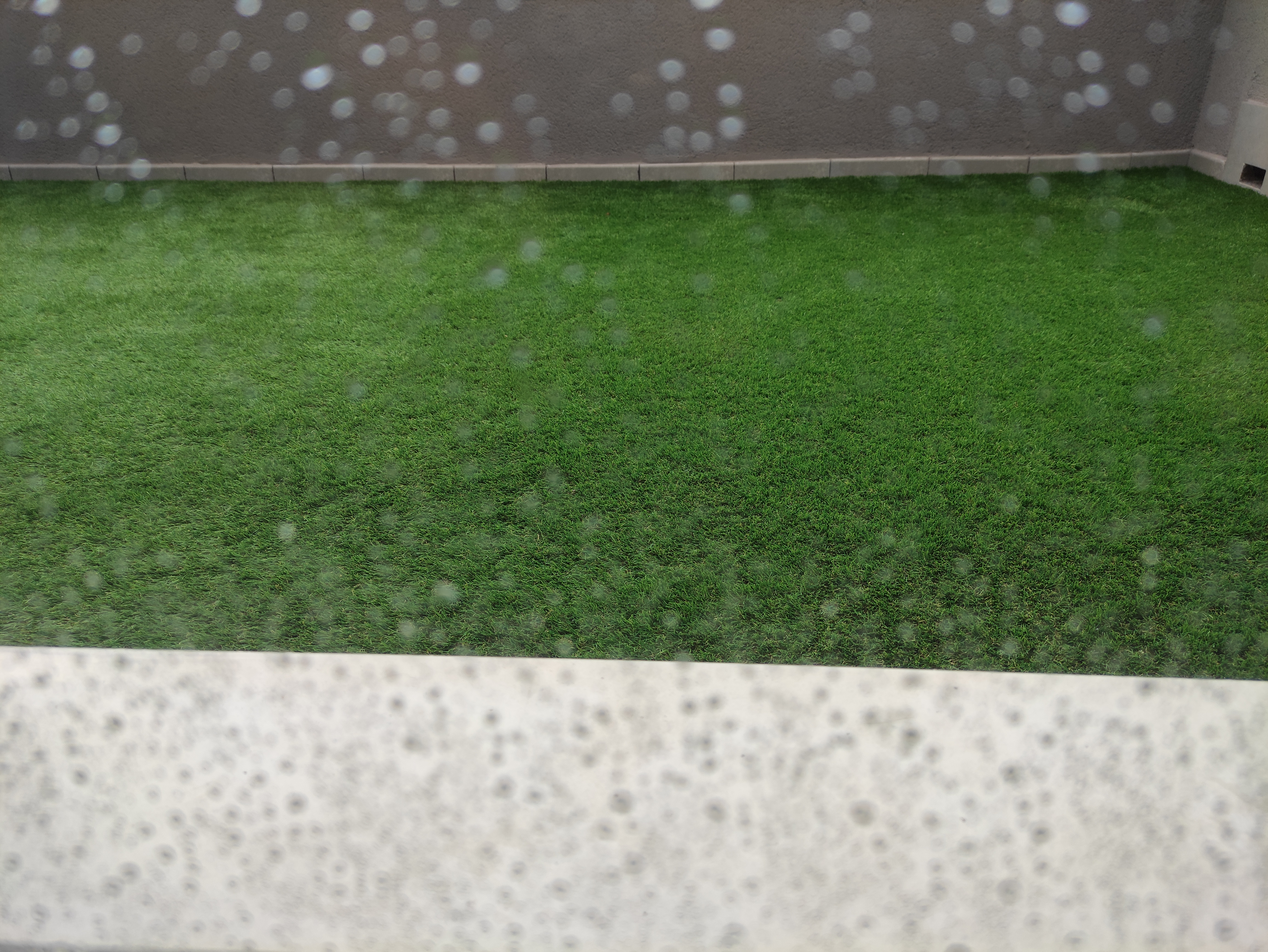 ¿Le afecta la lluvia al césped artificial?