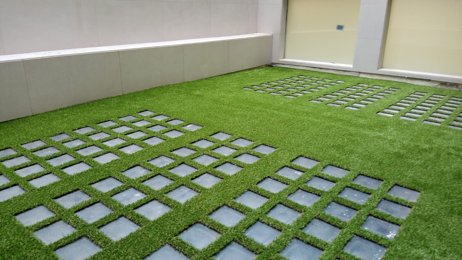 ¿Invertir en césped artificial a largo plazo o comprar barato?