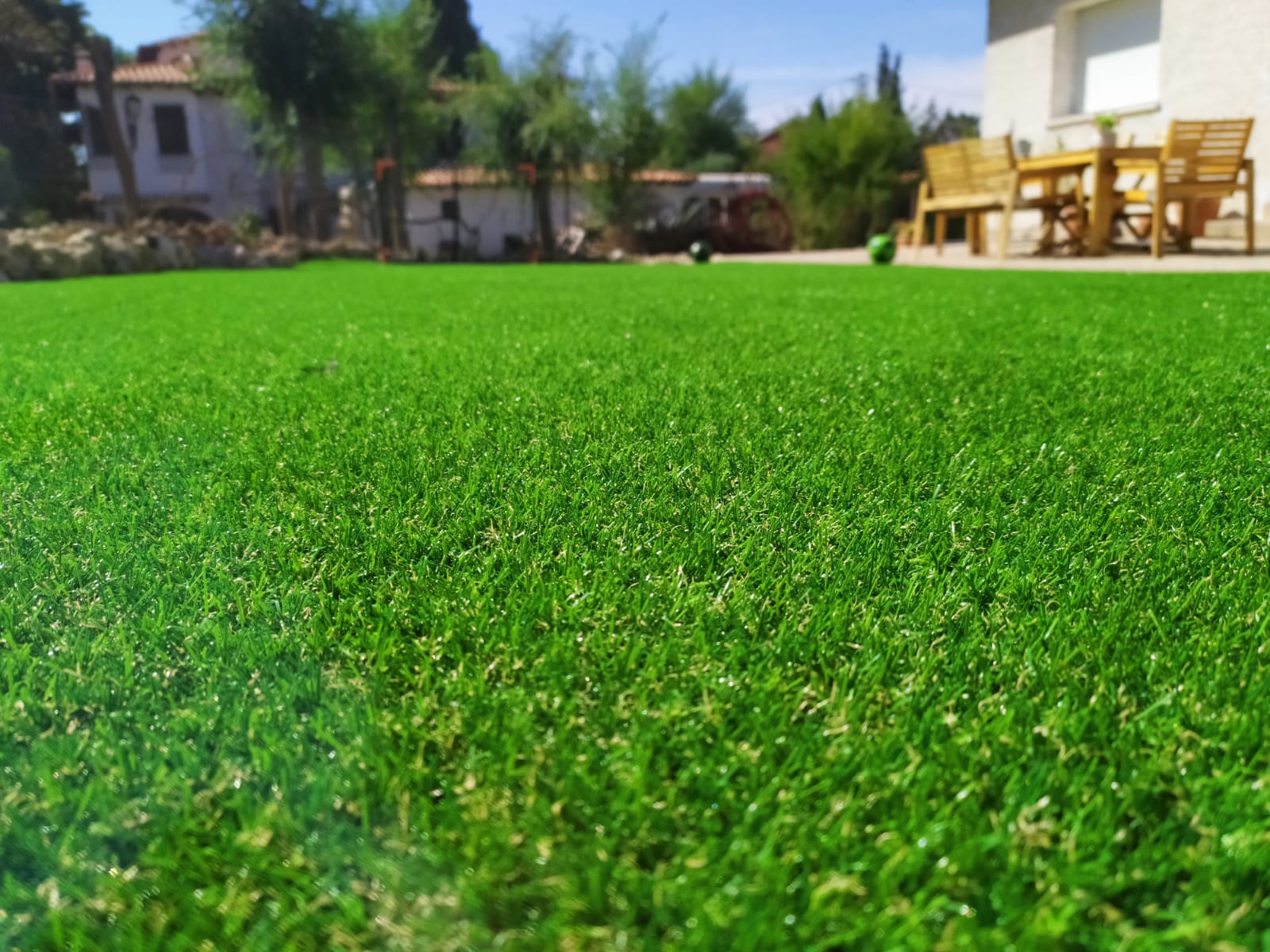 ¿El césped artificial se estropea con el sol?