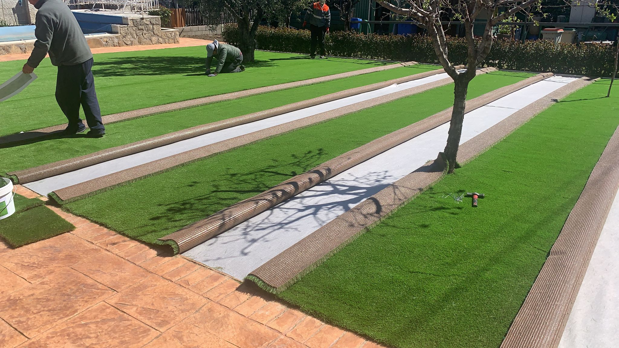 Disimular las juntas en la instalación de césped artificial: Trucos