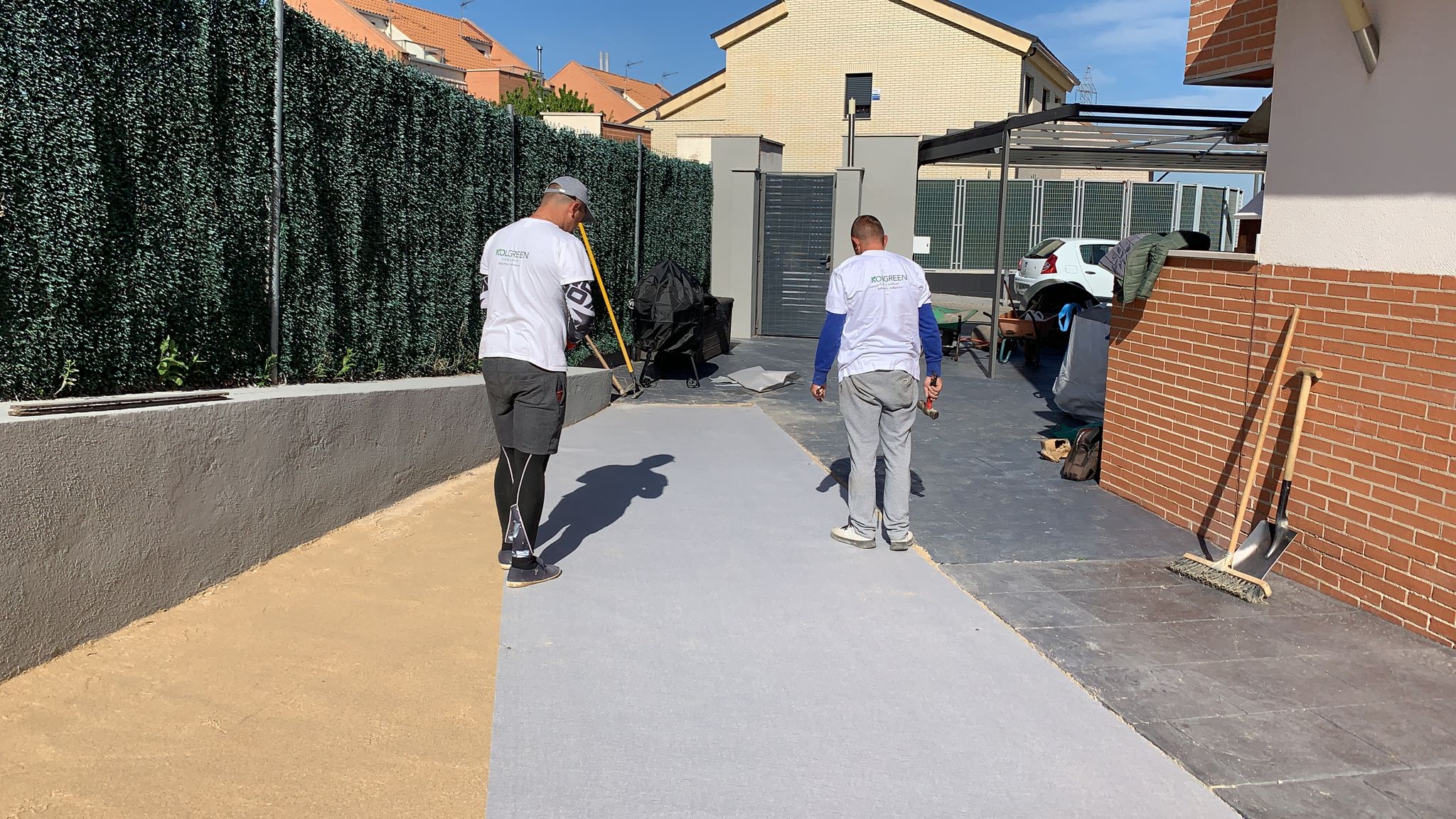 ¿Cómo instalar césped artificial sobre tierra?