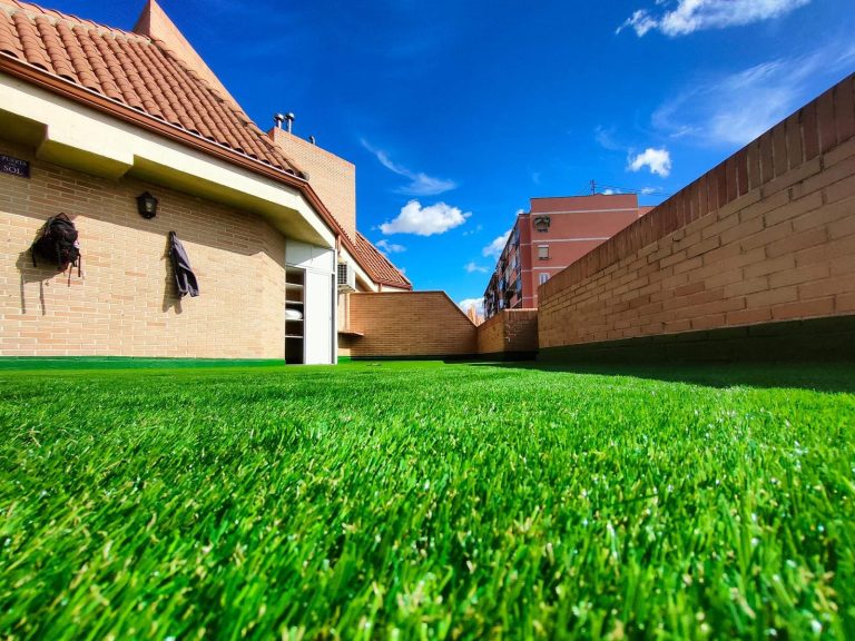 Cesped-artificial-niños-terraza