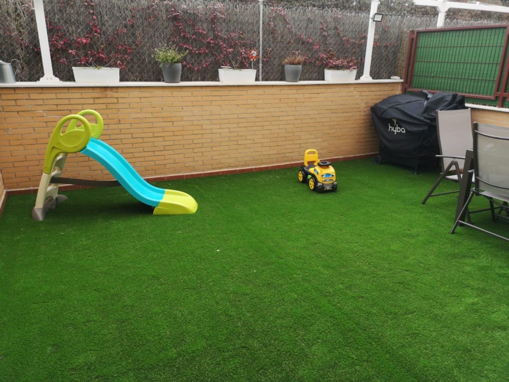 Cesped-artificial-para-niños